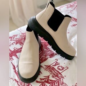 GORGEOUS WHITE ECCO ANKLE BOOTS!!